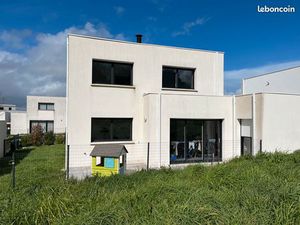 THEIX BOURG a proximité commerces et collège