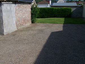 Eu emplacement parking dans cour fermée-