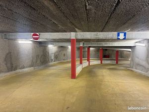 Grand local box en sous sol à l’entrée du périphérique