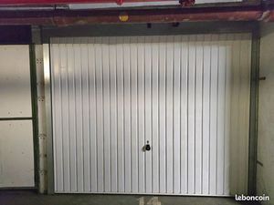 Grand box fermé  à louer dans parking surveillé