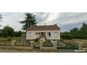 Maison avec étage indépendant  sous-sol complet et grand terrain arboré  proche des commer