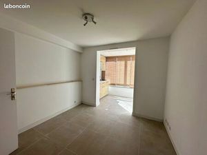 À l’année studio 25m2  inclus eau et électricité