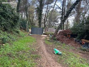 Terrain plat 1000m2 clôturer avec compteur EDF et Eaux