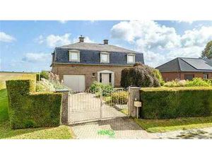 Villa 4 chambres avec jardin et garage.