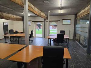 bureau unique dans une ferme carrée historique