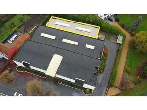 Entrepôt de 350m² avec cuisine et 4 places de parking extéri