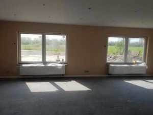 Bureau (60m²) et entrepôts de stockage (125m² et 170m²)