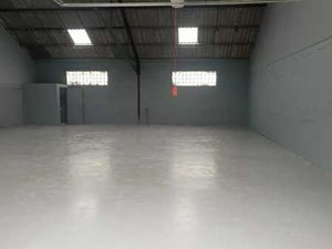 Entrepôts de stockage (125m² et 170m²) et bureau (60m²)