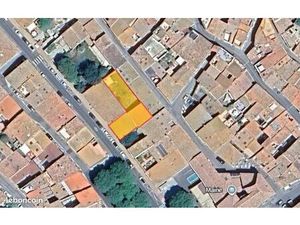 Un bâtiment avec cour attenante