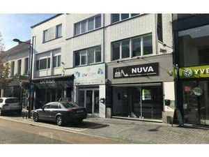 Commerce situé dans la principale rue commerçante de Mol