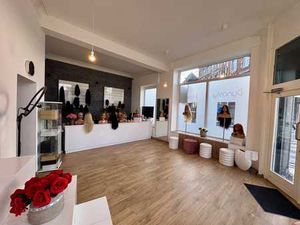 À LOUER – Espace commercial avec vaste réserve en cave