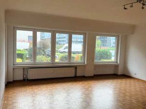 Bel appartement lumineux à rafraîchir au rez de chaussée