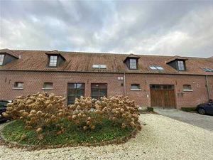 Grand bureau situé dans le village calme de Lamain