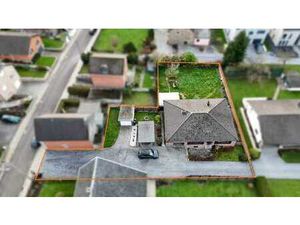 Bungalow avec beaucoup de potentiel et garages