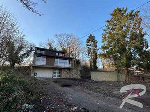 MAISON 4F À RENOVER - 3 CH - GARAGE - TERRASSE - JARDIN
