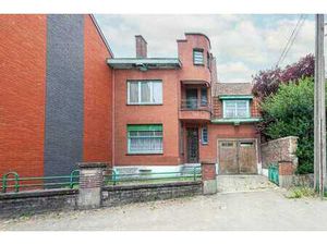 Maison 3 chambres à rénover avec garage bien située!