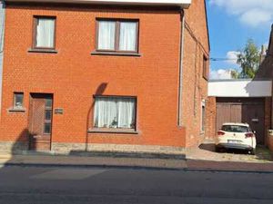 Maison avec jardin. et garages