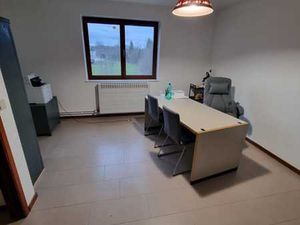 Bureau avec parking à la sortie d'autoroute de Barchon