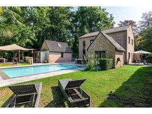 Charmante en ruime villa met zwembad