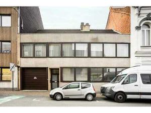 Maison design avec patio  piscine et volume éclectique