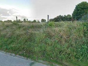 Terrain à bâtir dans une rue calme