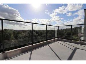 à proximité du Shopping (Metro Roodebeek)!