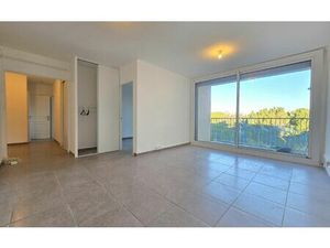Location appartement  61.21 m² T-3 à Salon-de-Provence  950 €