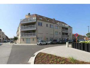 Elle offre un garage et une cave