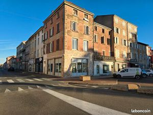 Local pro 120 m² en angle  3 vitrines  double entrée — rare à la location