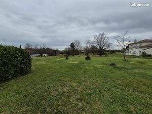 Terrain plat 1400m² dans le centre bourg