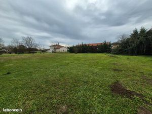 Terrain plat dans le centre