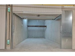 Garage fermé 17m2 avec éclairage et électricité