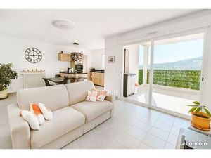 Grand F2 lumineux 51 m² + terrasse  dans Résidence récente  Secteur Ricanto  Vue dégagée M