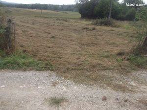 850 m2 de terrain plat . Chemin d acces et plat . 25870
