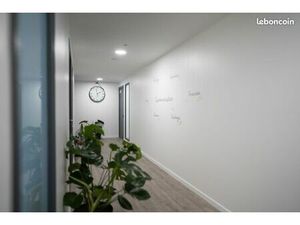 Bureau très propre dans un centre d'affaires