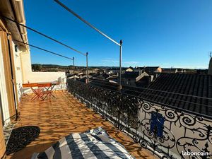 Appartement T2 meublé – Terrasse avec vue sur la Cité Médiévale