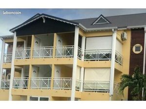 Apparemment T3 avec piscine. Portail électrique sécurisée