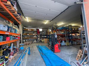 Location entrepôt 85m2+ 15m2mezzanine+15m2 attenant +126m2 bureaux a saint cannat