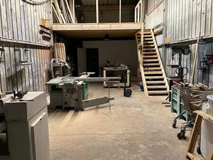 Location Local Professionnel – 90 m² + Mezzanine 40 m² – Idéal atelier / stockage / bureau