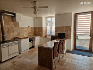 Maison de village lumineuse  proche des commoditées avec jardin