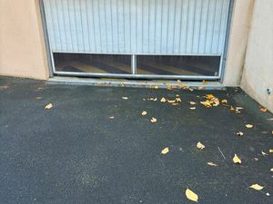 A VENDRE BOX FERME (garage)
