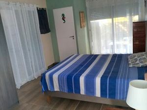 T2 meublé avec jardin à 5 min plage du Bourg de Sainte-Anne équipée de cuve d'eau potable