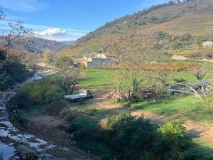 Maison en pierre 142 m² avec cour  garage et caves