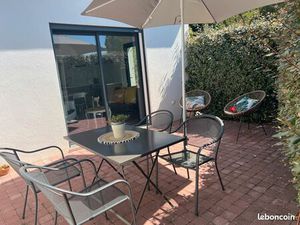 Beau T2 Meublé climatisation calme près de toutes commodités terrasse moderne