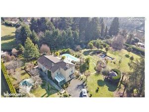 Magnifique propriété avec piscine chauffée couverte sur les hauteurs de sarlat