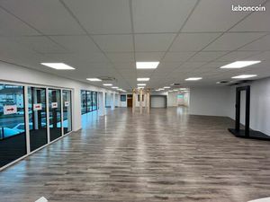 Aurillac – 1 180 m² fonctionnels : showroom  bureaux et atelier