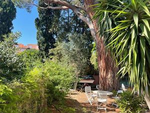 Bas de maison centre port dans la verdure