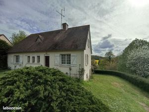 Grande maison d’environ 155 m2 sur trois niveaux  6 chambres  construite au début des anné