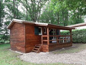 Magnifique chalet en bois dans un domaine arboré résidentiel