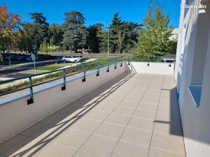 T3 meublé – Terrasse 32 m² – Résidence neuve – Parking couvert